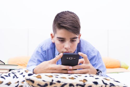 ¿Teléfonos inteligentes a temprana edad? Un estudio alerta sobre sus efectos