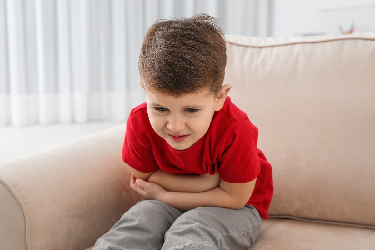Dolor de estómago en niños: causas comunes y señales de alarma